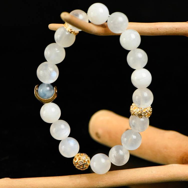 "Poem of the Sea and Moon" Blue Moonlight Aquamarine bracelet: Stars and tides Condensed on the wrist